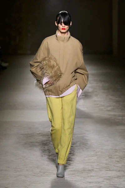 Look 3